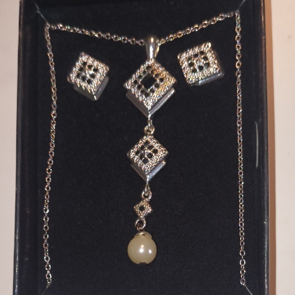 Elegant Silver Jewelry Set